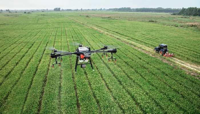 Drone operando en campo de empresa participante